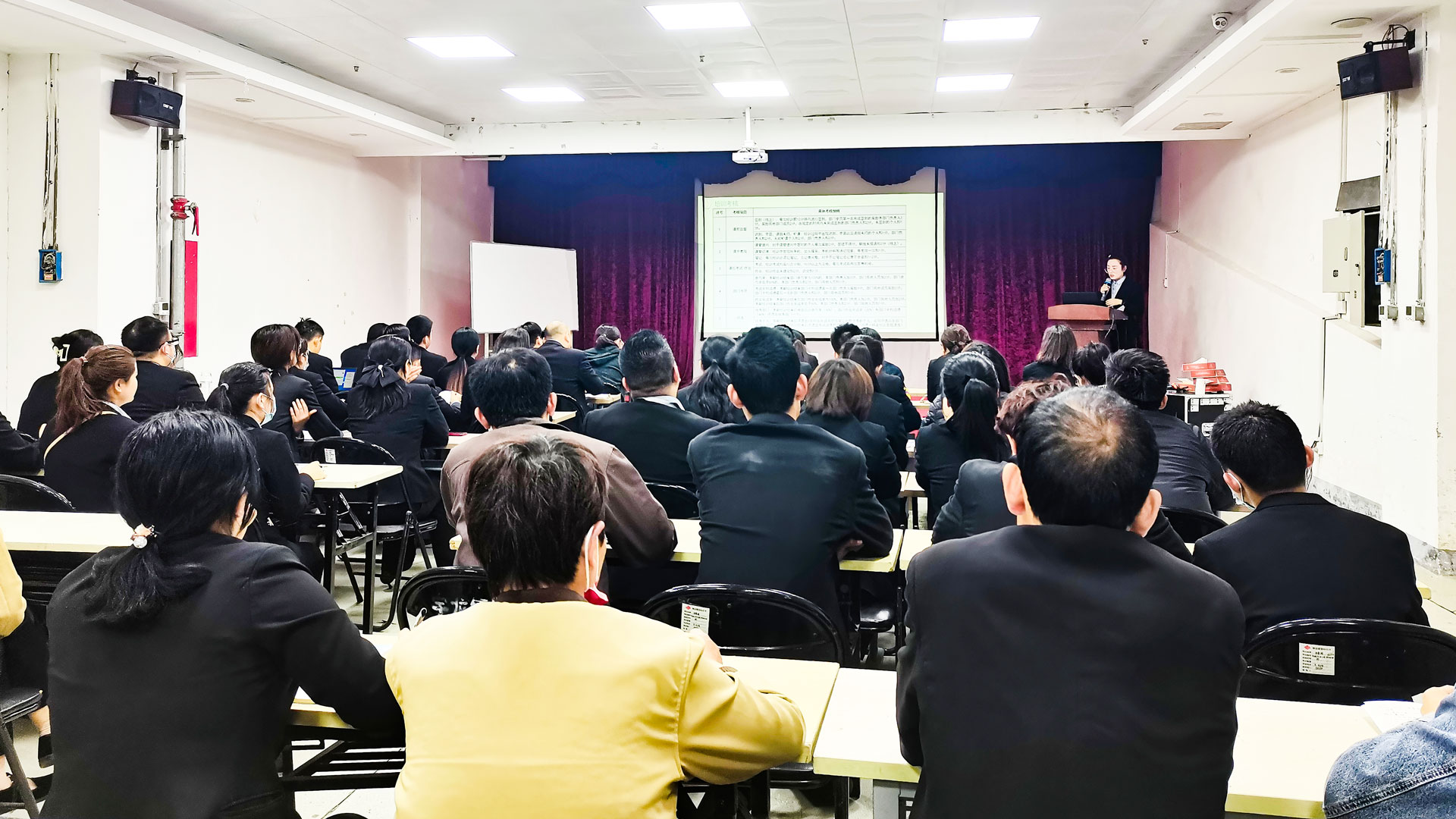 百貨公司：抓培訓，促提升圖一.jpg